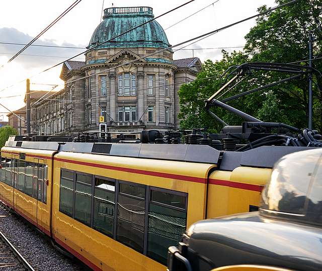 Zwei KVV-Bahnen fahren in der Karlruher Stadtmitte in entgegengesetzter Richtung aneinander vorbei.