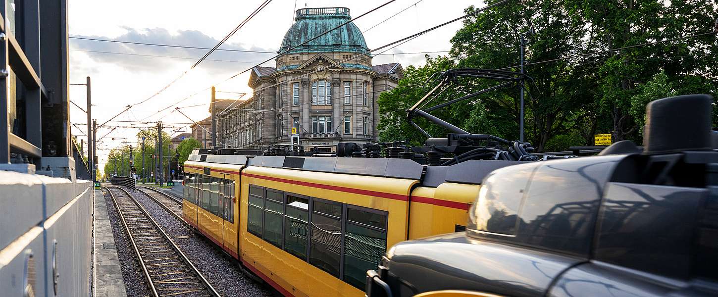 Zwei KVV-Bahnen fahren in der Karlruher Stadtmitte in entgegengesetzter Richtung aneinander vorbei.