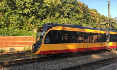 Stadtbahn der Linie S41 fährt auf Gleisen in der Landschaft 