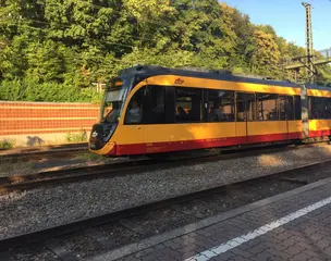 Stadtbahn der Linie S41 fährt auf Gleisen in der Landschaft 