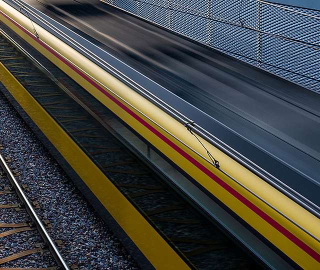 Eine Bahn fährt in den Karlsruher Stadtbahntunnel.