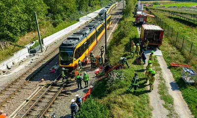 Drohenaufnahme von der Notfall-Übung bei Schwaigern. Die zwei Bahnen stehen zur Simulation des Zugunglücks nebeneinander. Einsatzkräfte von Feuerwehr, Sanitätsdeinsten und der Polizei führen verschiedene Rettungs- und Sicherungsmaßnahmen im Gleisbereich durch.