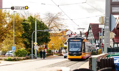 Eine Stadtbahn der Linie S1/S11 passiert auf der Hardtbahn den Streckenabschnitt in Linkenheim-Hochstetten 