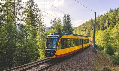 Ein Zug der Linie S8 im Murgtal. 