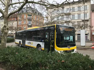Ein Bus der Linie X45 im Stadtzentrum von Baden-Baden