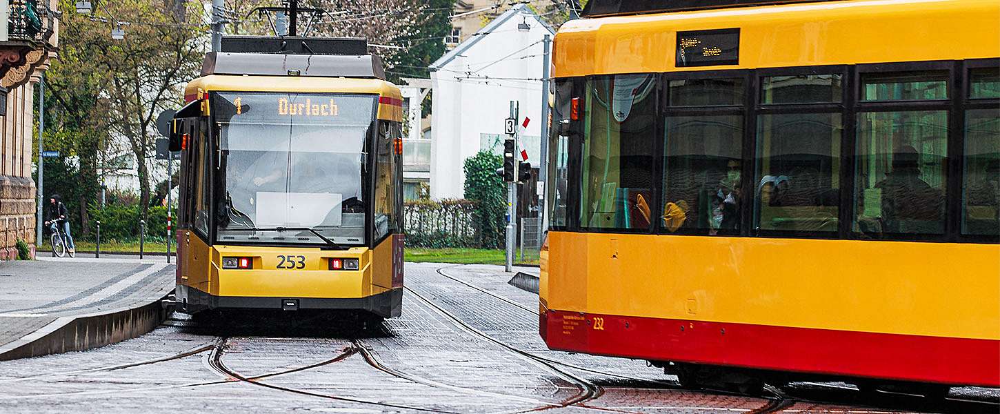 Zwei Bahnen begegnen sich auf dem Gleis.