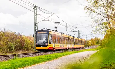 Eine AVG-Stadtbahn der Linie S1/S11 passiert einen Streckenabschnitt auf der Hardtbahn