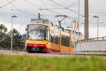 Eine AVG-Bahn fährt auf der Hubstraße. 